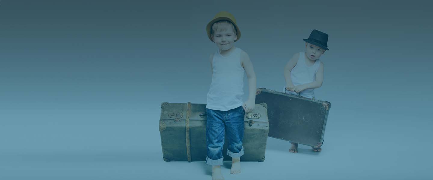 фото двух мальчиков с чемоданами